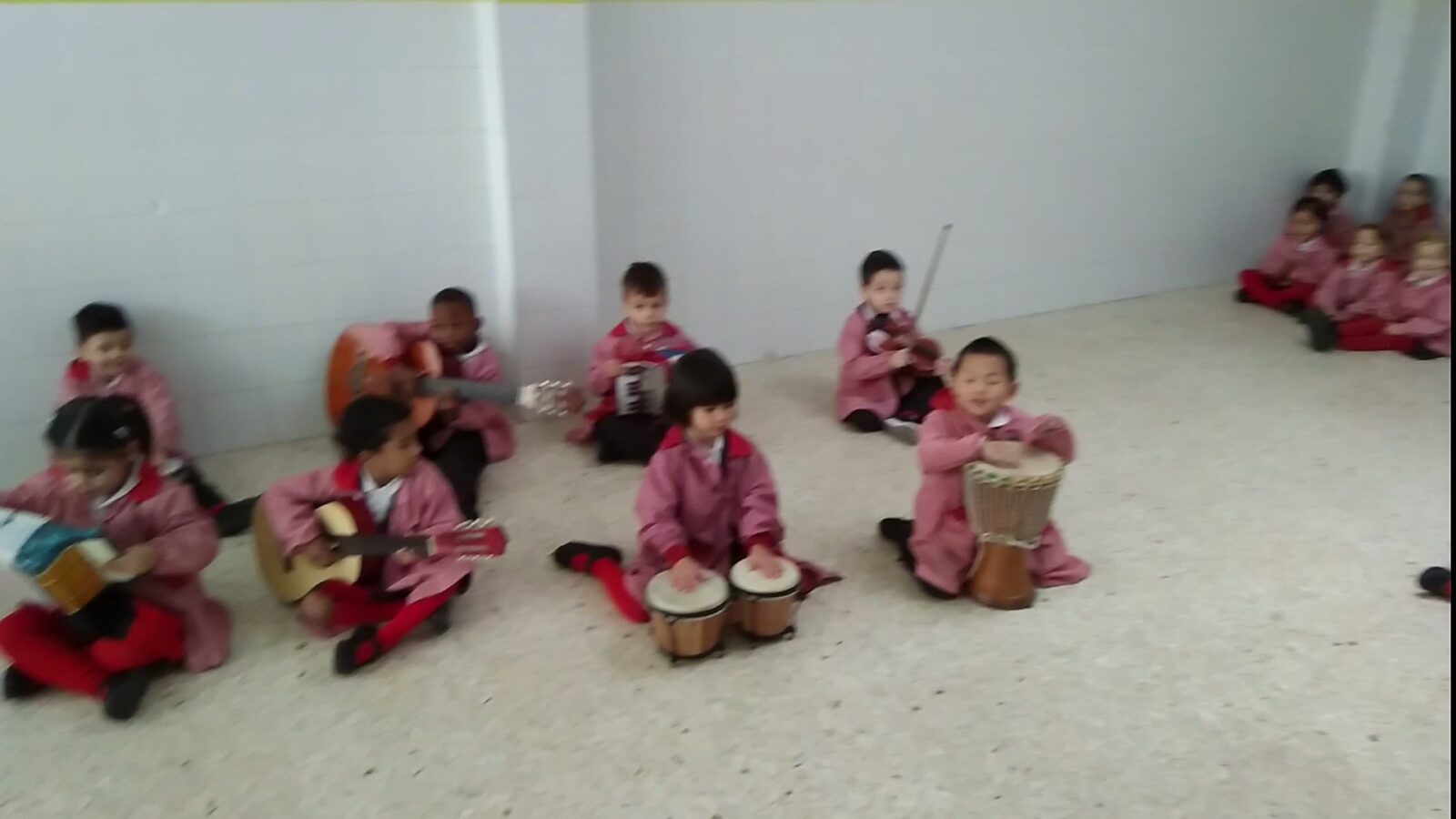 Taller de percusión para niños en colegio de Valencia