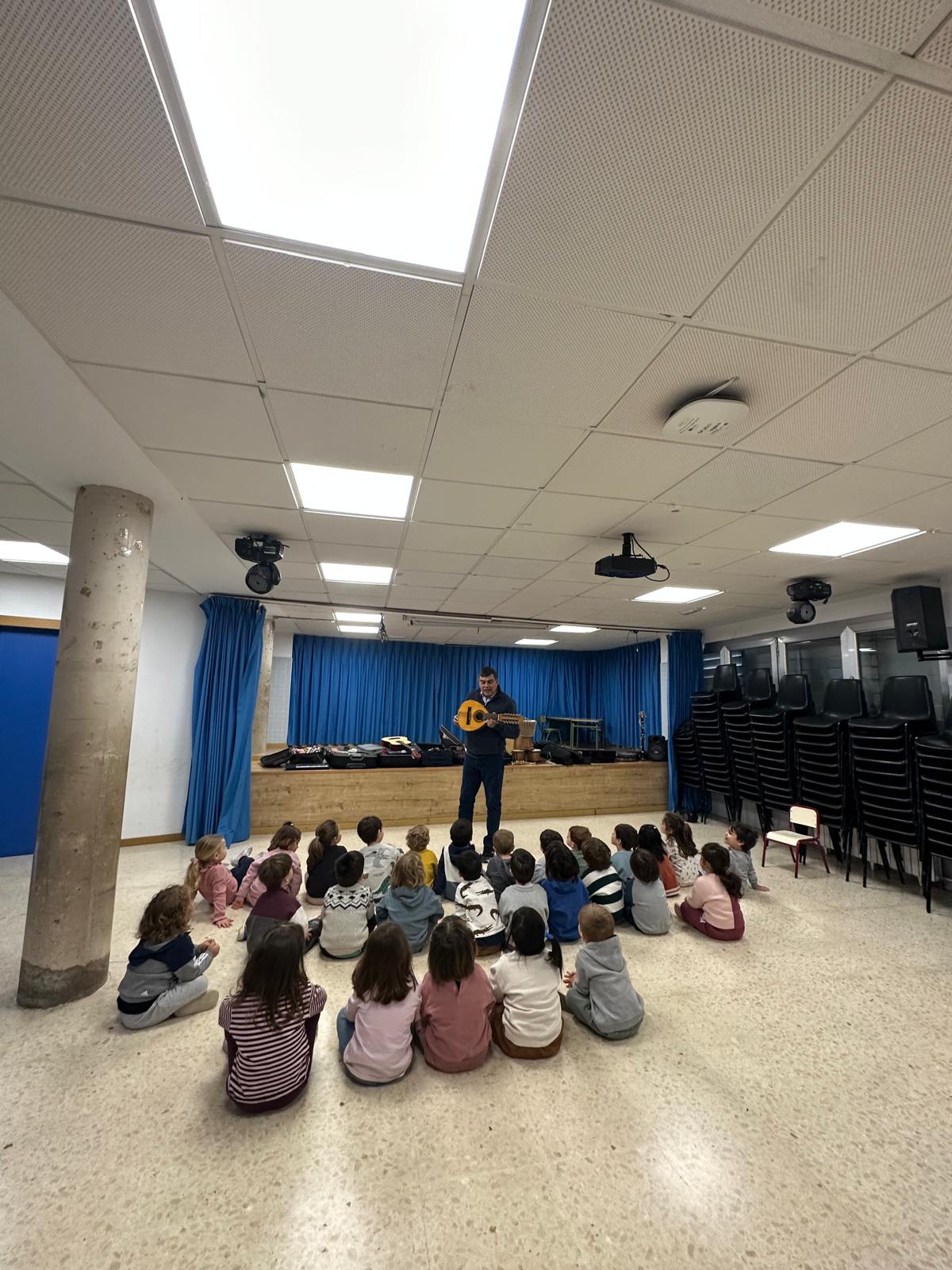 Niños aprendiendo ukelele en taller musical escolar Valencia