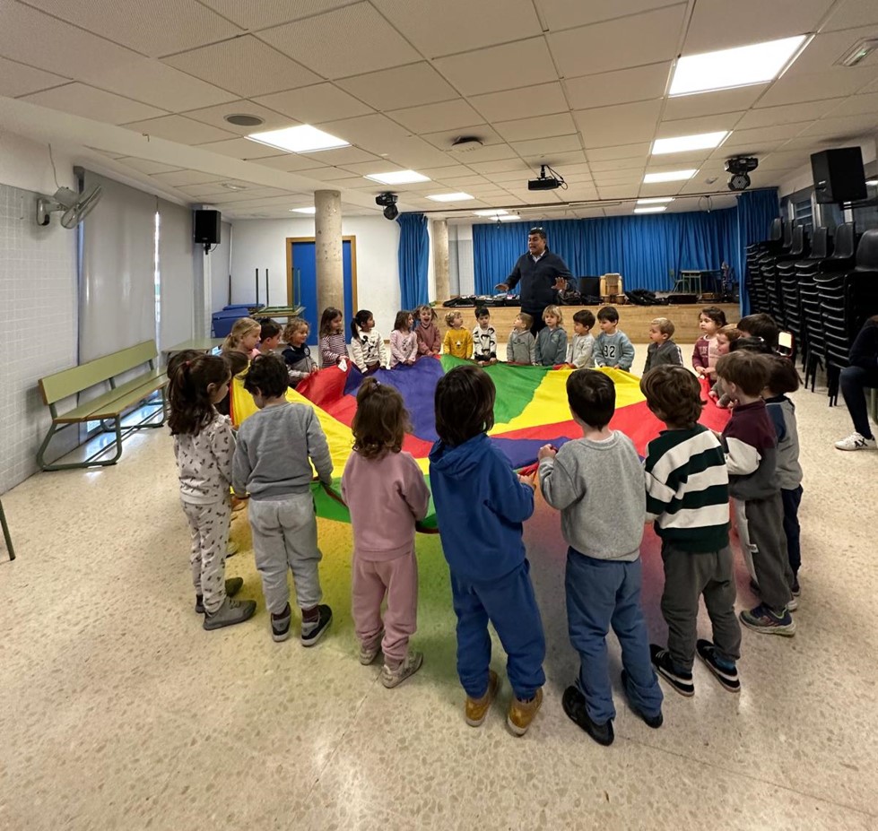 Taller de música y movimiento en colegio de Valencia