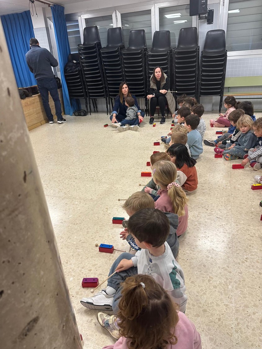 Niños participando en taller musical puntual en un colegio de Valencia