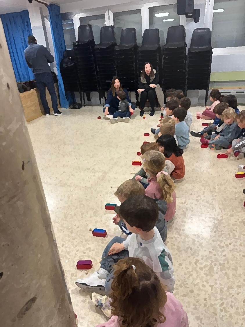 Niños participando en taller musical puntual en un colegio de Valencia